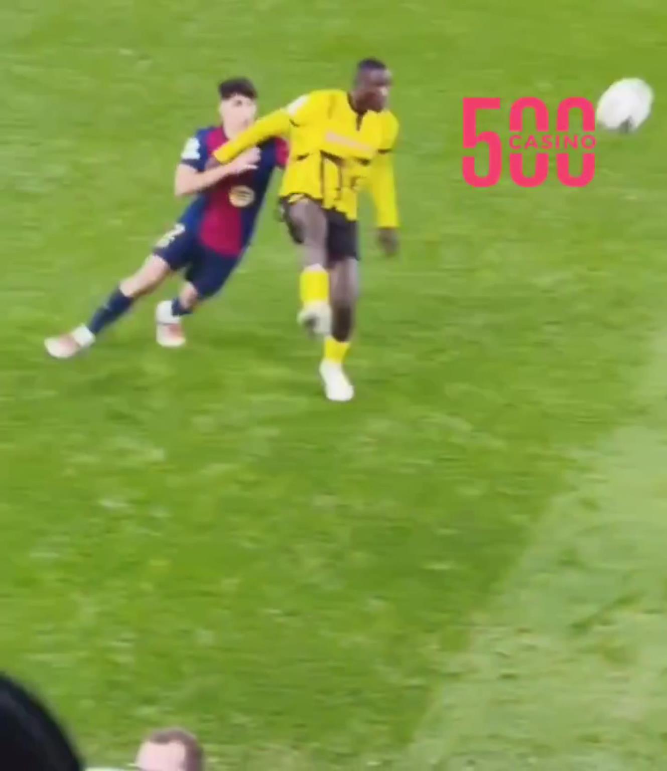 巴薩球迷：兄弟在18歲時(shí)就推倒了一個(gè)體型是他兩倍的男人