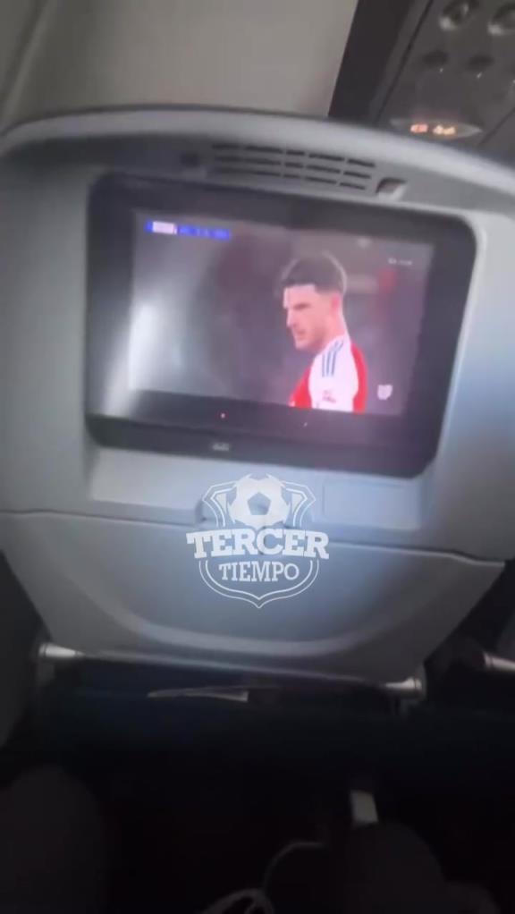 國內(nèi)航空也需要這個(gè)！球迷在飛機(jī)上觀看歐冠阿森納vs皇馬