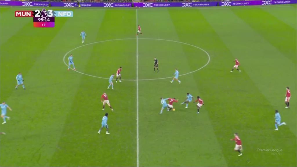 神金！此前補(bǔ)時(shí)階段奧納納開任意球和裁判搞巔峰對決