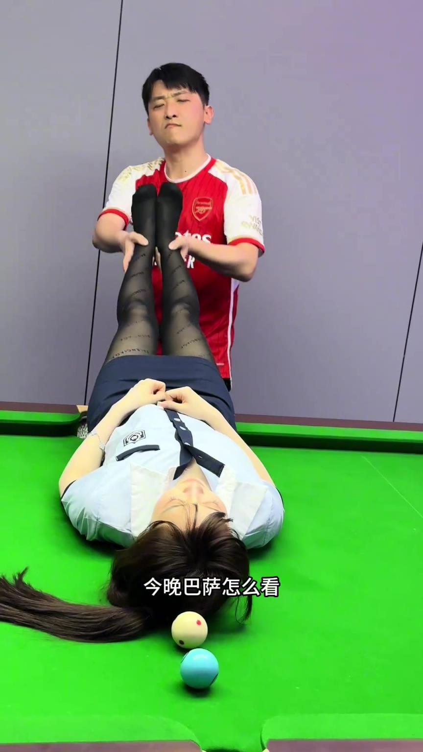 預(yù)測歐冠！？該說不說有點(diǎn)味…拿自己妹妹當(dāng)臺球桿也是沒誰了