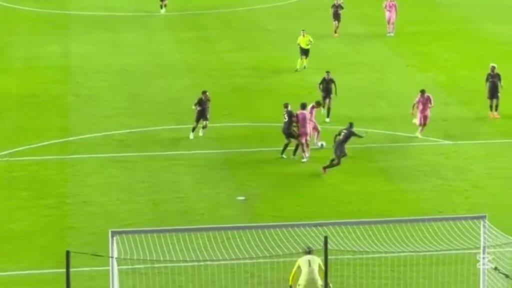 氣氛太棒了！現(xiàn)場直拍邁阿密球迷對梅西兩粒進球的瘋狂反應(yīng)！