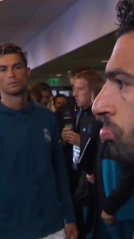 C羅看薩拉赫的眼神……這是一種大哥看小弟的俯視感啊