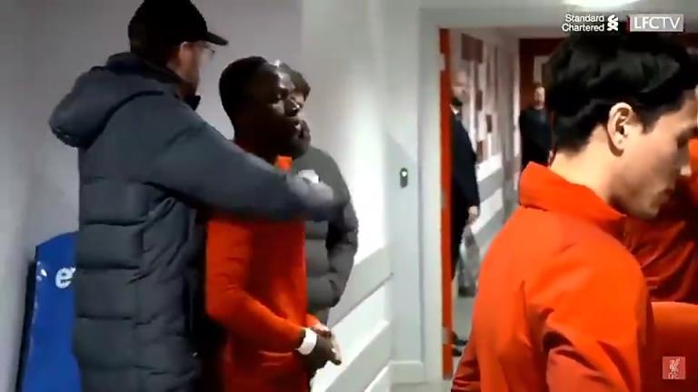 笑死了！渣叔慶祝馬內奪非洲杯 突然薩拉赫走了出來