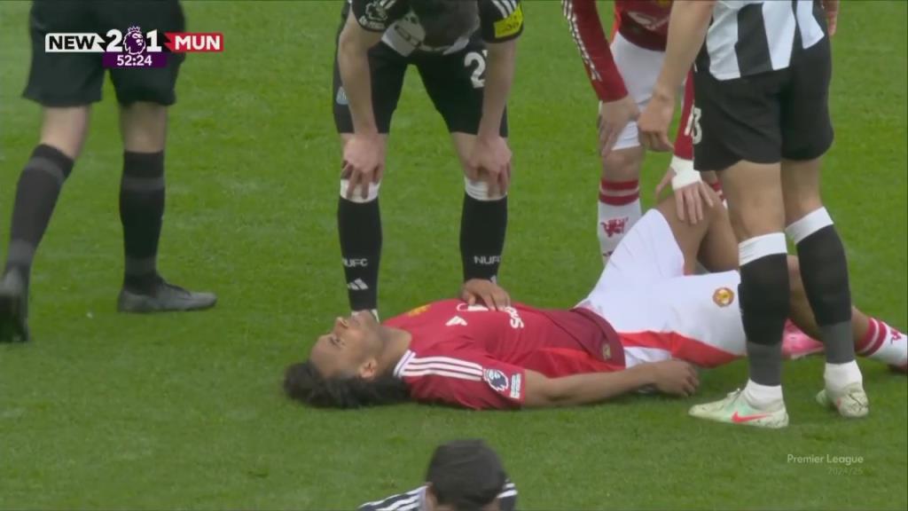 發(fā)力過猛！齊爾克澤中路帶球過人后自己拉傷！被霍伊倫替換下場！