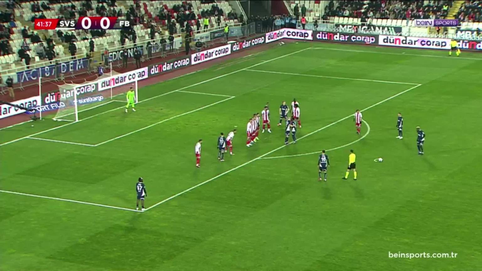 費內巴切先下一城！塔利斯卡精彩任意球直接破門！