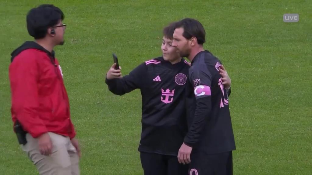 同意合影！比賽結束小球迷闖入球場找梅西合影！