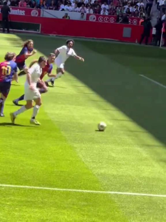 皇馬對(duì)陣巴薩傳奇賽，52歲菲戈邊路內(nèi)切連過(guò)2人推射破門