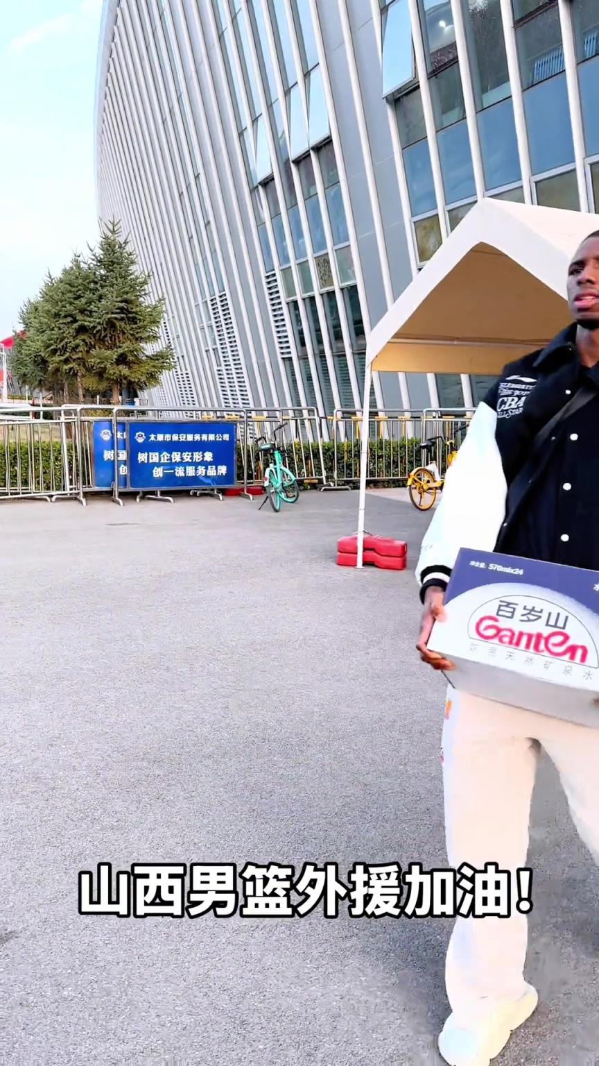 不是！你們山西外援合同還包括搬水的？