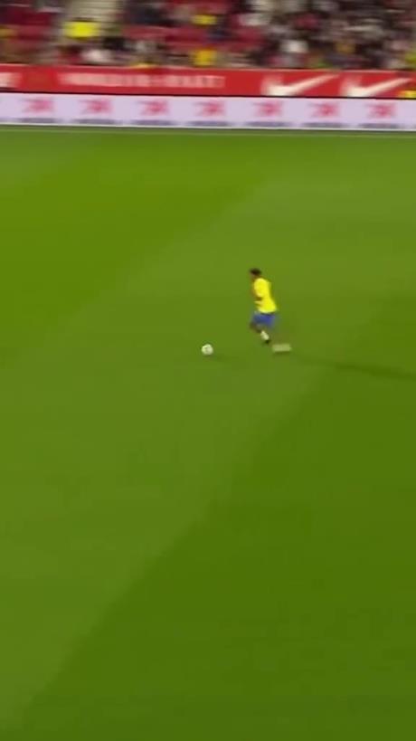 45歲還開(kāi)掛！小羅再現(xiàn)牛尾巴過(guò)人，微笑單挑門(mén)將輕松打進(jìn)